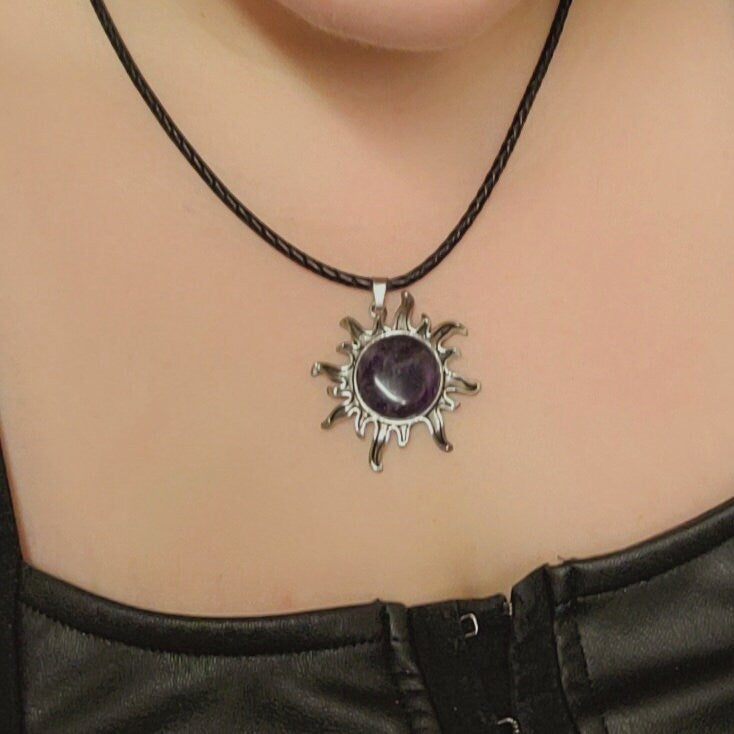 Collier Soleil Cristal sur Cordon Tressé en Simili Cuir, Bijou Pendentif Bohème