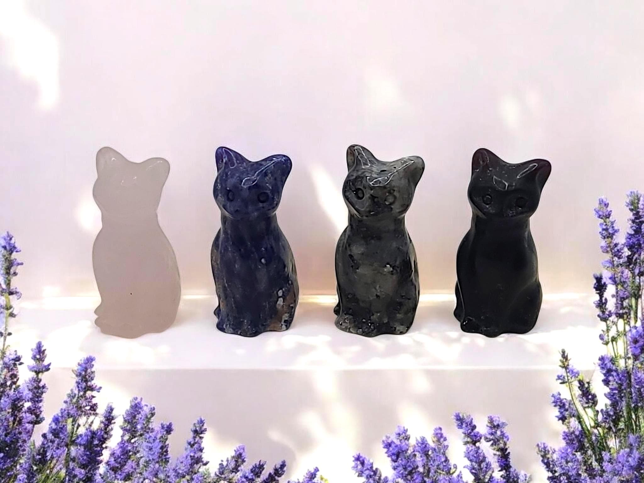 Mini sculpture de chat en cristal : Totem de poche en forme de chat - Quartz rose, Sodalite, Obsidienne, Larvikite