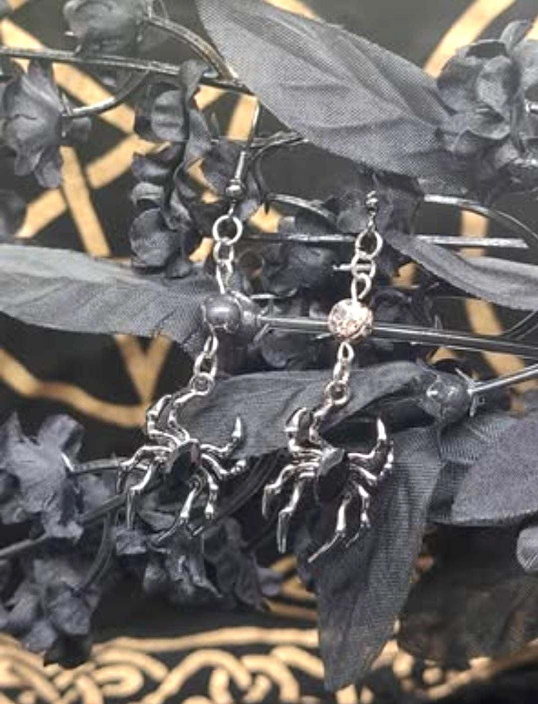 Boucles d'oreilles pendantes araignée gothique, bijoux de sorcière, accessoires d'Halloween, cadeau de bijoux en cristal faits à la main